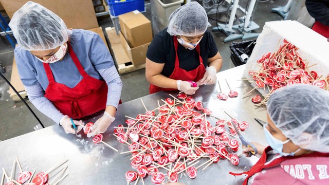 Kesibukan pekerja di Hammond's Candies, pemasok permen terbesar di Denver, Colorado, Amerika Serikat. Foto: Alyson McClaran/Reuters