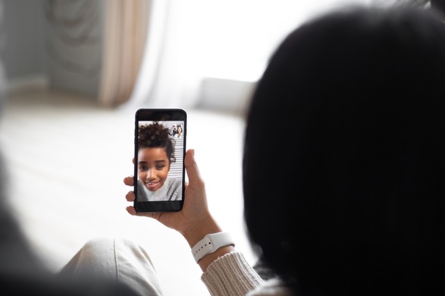 Ilustrasi cara menggunakan Google Meet di HP. Foto: Pexels.com