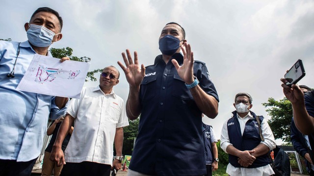 Ketua Pelaksana Formula E Jakarta 2022 Ahmad Sahroni (kedua kanan) didampingi Direktur Utama PT Jakarta Propertindo (Perseroda) Widi Amanasto (kedua kiri) menyampaikan penjelasan di JIEC. Foto: Aprillio Akbar/Antara Foto