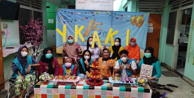 Rumah Kita, rumah singgah milik YKAKI Surabaya yang menjadi tempat tinggal Maria Ulfah (jilbab coklat, duduk di atas) selama 7 bulan terakhir untuk kesembuhan sang buah hati. Foto: Masruroh/Basra