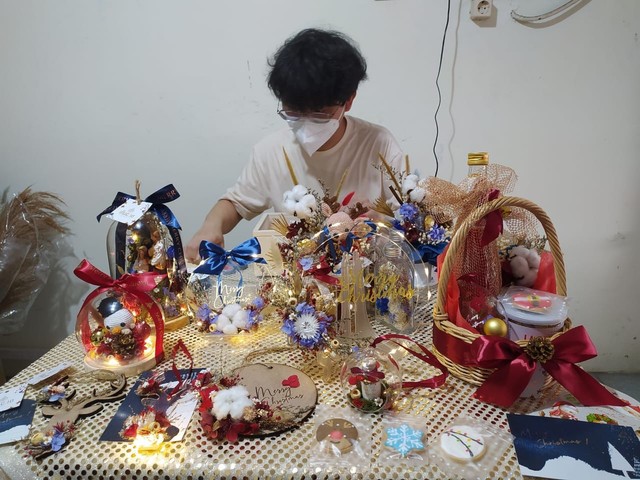 Hansen menunjukkan kado pernak pernik Natal yang ia bikin. Foto: Teri/Hi!Pontianak