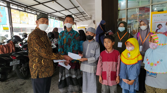 Keterangan foto: Penyerahan santunan secara simbolis oleh Bpk Drs. Daelami selaku Ketua Pimpinan Cabang Muhammadiyah Mantrijeron pada hari pertama Belanja Bareng Yatim & Dhuafa Lazismu Mantrijeron.