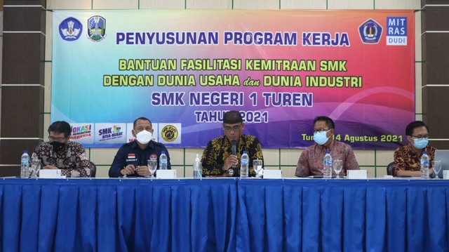 Belajar langsung bersama Mr Kenny dari My Kopi O! dalam Penyusunan Program Kerja Bantuan Fasilitasi Kemitraan SMKN 1 Turen dengan DUDI / Foto : dok
