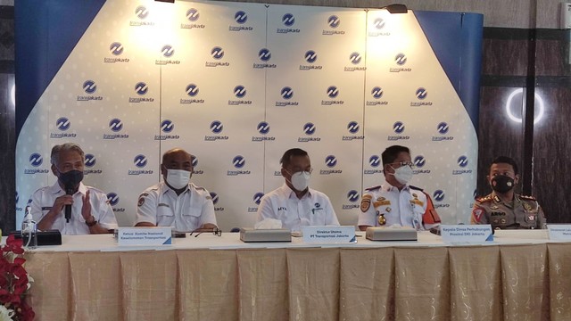 (ki-ka) Plt Kasubkom LLAJ KNKT Wildan, Ketua KNKT Soerjanto, Dirut TransJakarta Yana Aditya, Kadishub DKI Syafrin Liputo, Kasubdit Gakkum Polda Metro AKBP Argo Wiyono saat konferensi pers soal kecelakaan TransJakarta, Rabu (22/12).  Foto: Jonathan Devin/kumparan