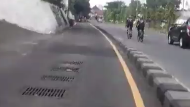 Jalur lambat ring road utara Jogja. Foto: Tangkapan layar twitter JogjaUpdate