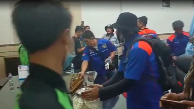 Ratusan buruh merangsek masuk ke dalam ruangan Gubernur Banten. Foto: Dok. Istimewa