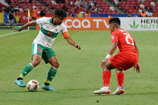 Pemain Timnas Indonesia Asnawi Mangkualam berusaha melewati pemain Timnas Singapura pada pertandingan leg pertama semifinal Piala AFF 2020 di National Stadium, Singapura, Rabu (22/12).  Foto: Humas PSSI/via ANTARA FOTO