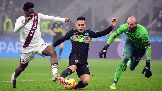 Pemain Inter Milan Lautaro Martinez berebut bola dengan pemain Torino pada pertandingan lanjutan Liga Italia di Stadion San Siro, Milan, Italia.  Foto: Alberto Lingria/REUTERS