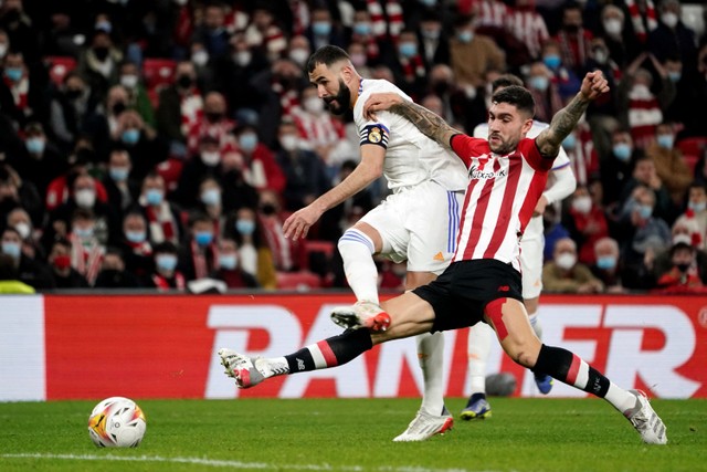 Pemain Real Madrid Karim Benzema menendang bola ke arah gawang Athletic Bilbao pada pertandingan lanjutan Liga Spanyol di Stadion San Mames, Bilbao, Spanyol. Foto: Vincent West/REUTERS