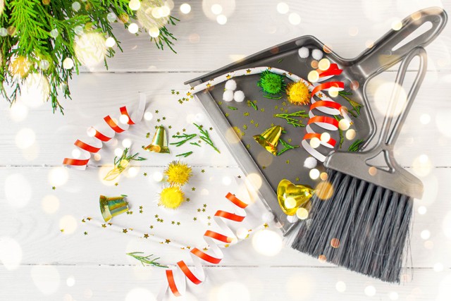 Bersih-bersih rumah saat Natal. Foto: Shutter Stock