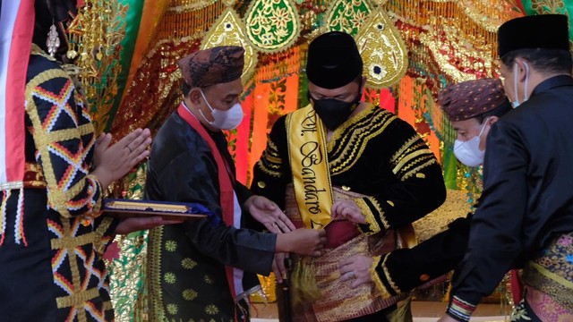 KAPOLDA Riau, Irjen Pol Agung Setya Imam Effendi saat menerima gelar adat dari Kerapatan Adat Nagori (KAN) Kuantan Singingi dengan gelar Datuak Bandaro Alam. 