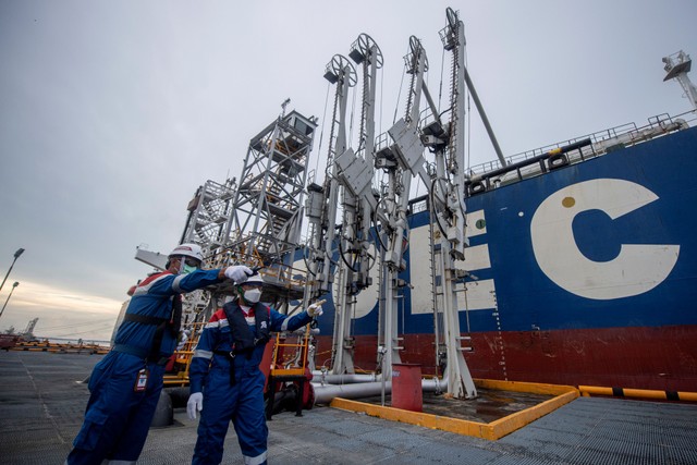 Pekerja PT Pertamina Hulu Rokan (PHR) mengecek proses pengapalan lifting minyak mentah produksi PHR di Dumai Terminal Oil Wharf, Dumai, Riau, Rabu (22/12/2021). Foto: Nova Wahyudi/Antara Foto