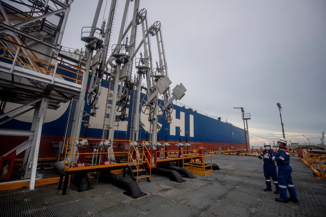 Pekerja PT Pertamina Hulu Rokan (PHR) mengecek proses pengapalan lifting minyak mentah produksi PHR di Dumai Terminal Oil Wharf, Dumai, Riau, Rabu (22/12/2021). Foto: Nova Wahyudi/Antara Foto