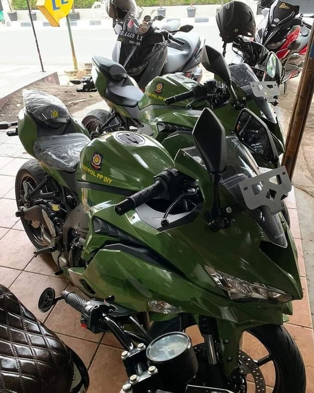 Dua unit Kawasaki Ninja ZX-25R yang menjadi kendaraan dinas pengawalan Satpol PP DIY. Foto: dok. agoezbandz4