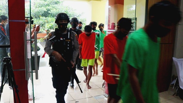 Sejumlah terduga pelaku pemerkosa anak perempuan berusia 15 tahun di Nagan Raya, Aceh, saat digiring oleh petugas kepolisian Polres Nagan Raya. Foto: Siti Aisyah/acehkini