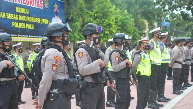 Sejumlah personel gabungan yang terlibat Operasi Lilin Tinombala 2021 mengikuti apel gelar pasukan di Halaman Mapolres Palu, Kamis (23/12). Foto: Tim PaluPoso