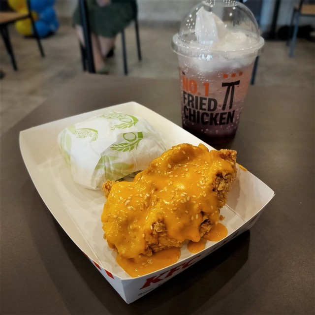 Menu KFC hot & cheesy. Foto: Azalia Amadea/kumparan
