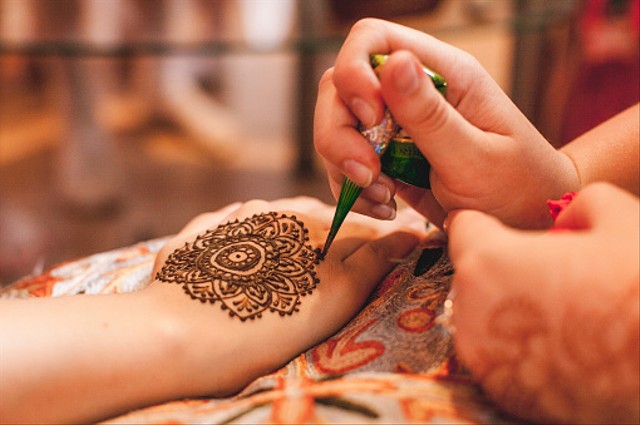 Ilustrasi Cara Pakai Henna. Sumber: Unsplash.