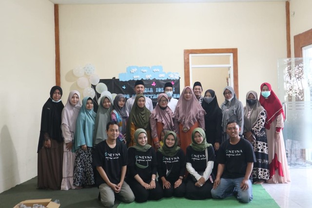 Foto bersama tim Neyna dengan para ibu di TPQ Al-Muttaqien, Tunjungtirto, Malang. foto/Feni