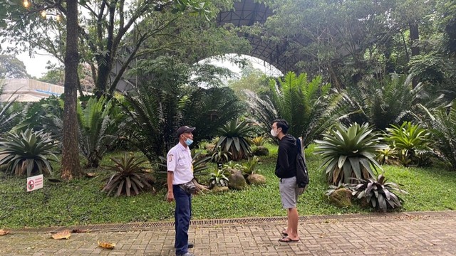 salah satu pengujung mengobrol dengan security di Godongijo / foto: Insan Sujadi