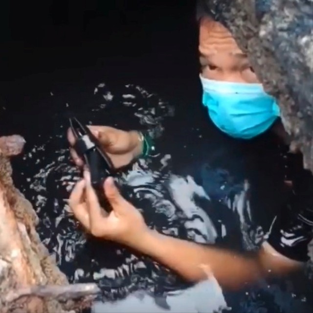 Petugas damkar membantu warga untuk mengevakusi kunci mobil yang tercebur kedalam gorong-gorong di Jl. Muara Karang, Kel. Pluit, Jakarta Utara. Foto: Instagram/@humasjakfire