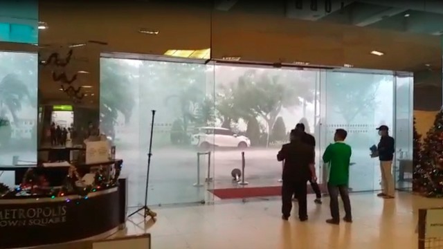 Plafon Mal Metropolis Town Square Kota Tangerang ambruk, Kamis (23/12). Foto: Dok. Istimewa