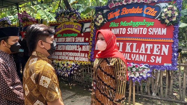Bupati Klaten Sri Mulyani melayat di rumah Mbah Minto di Desa Krakitan, Kecamatan Bayat, Klaten, Kamis (23/12/2021). FOTO: Tara Wahyu