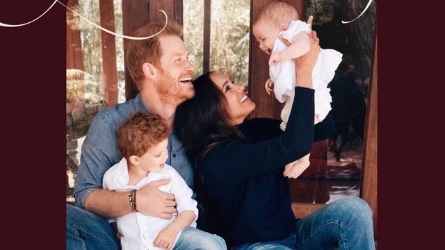 Foto terbaru keluarga Pangeran Harry dan Meghan Markle untuk kartu ucapan Natal dan Tahun Baru. Foto: dok. Instagram