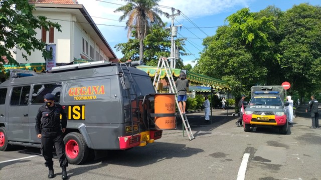 Polresta Yogyakarta dan Brimob Polda DIY menggelar sterilisasi di Gereja Santo Antonius atau Gereja Kotabaru, Kecamatan Gondokusuman, Kota Yogyakarta, Jumat (24/12). Foto: Arfiansyah Panji Purnandaru/kumparan
