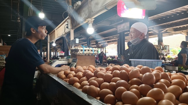 Pedagang telur ayam di Pasar Jaya, Pasar Minggu, Jakarta Selatan, Jumat (24/12). Foto: Fariza Rizky Ananda/kumparan