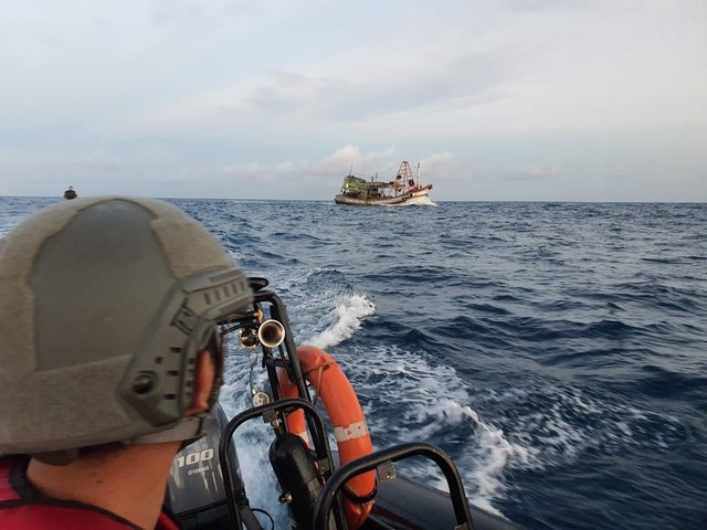 Kapal KIA Vietnam yang curi ikan di Laut Natuna Utara, Jumat (25/12). Foto: Dok. Bakamla RI