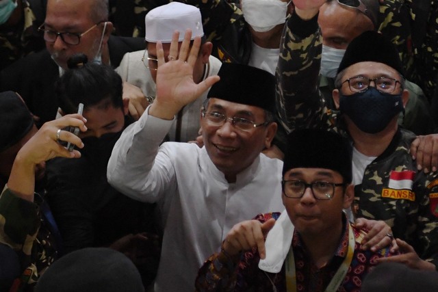Ketua Umum PBNU terpilih Yahya Cholil Staquf (tengah) melambaikan tangan usai pemilihan Ketua Umum PBNU pada Muktamar Nahdlatul Ulama (NU) ke-34 di Universitas Lampung. Foto: ANTARA FOTO/Hafidz Mubarak A