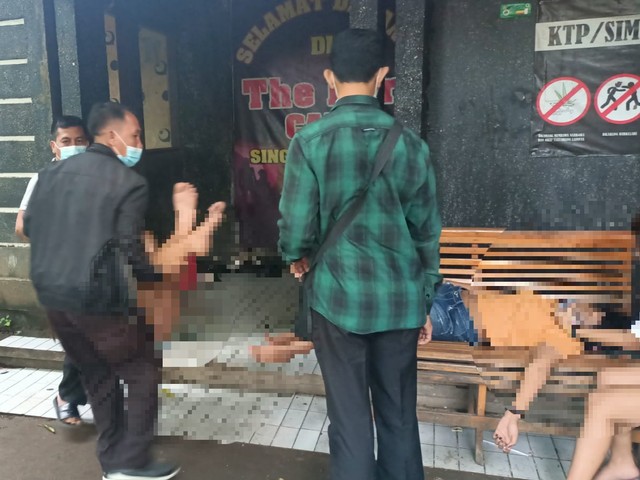 Proses evakuasi karyawan kafe di Buleleng, Bali - IST