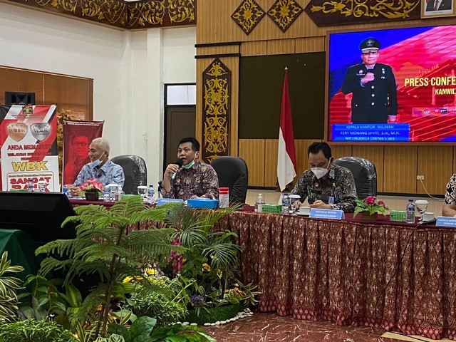 Kepala Kantor Wilayah Kemenkum HAM Kalimantan Barat, Fery Monang Sihite, saat jumpa pers akhir tahun 2021. Foto: Teri/Hi!Pontianak
