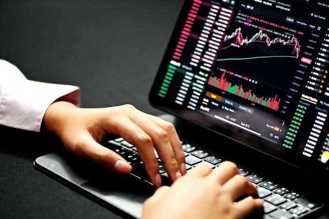 https://unsplash.com/@executium - Aplikasi trading