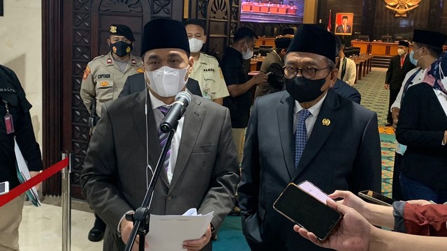 Wakil Gubernur DKI Jakarta Riza Patria (kiri) dan Wakil Ketua DPRD DKI Jakarta Mohammad Taufik (kanan) di Gedung DPRD DKI Jakarta, Jumat (25/12). Foto: Haya Syahira/kumparan