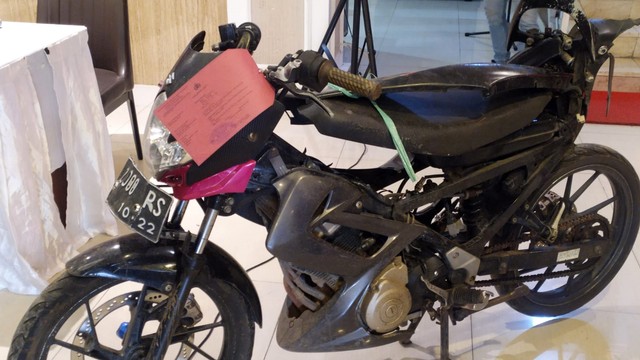 Barang bukti kasus penabrak dan pembuangan mayat sejoli dihadirkan saat konferensi pers di Mapolda Jabar, Jumat (24/12).  Foto: Rachmadi Rasyad/kumparan