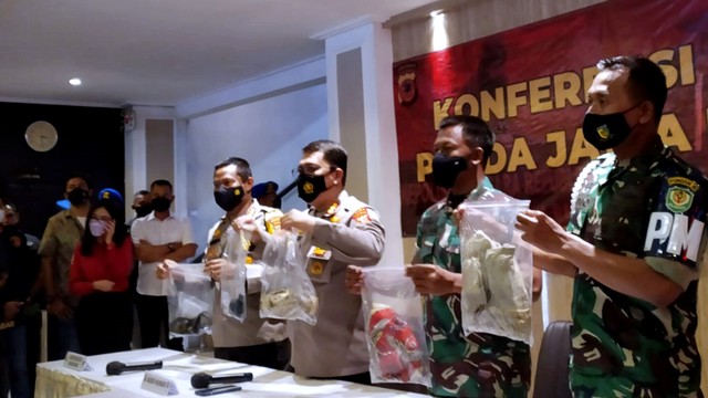 Konferensi pers rilis kasus penabrak dan pembuangan mayat sejoli di Mapolda Jabar, Jumat (24/12).  Foto: Rachmadi Rasyad/kumparan