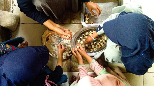 Pembuatan telur puyuh asin Mahasiswa IGTF dengan para Santri Kecil (Sancil) di Sekolah Alam Planet Nufo, Rembang (Sumber Gambar: Foto Pribadi Tim IGTF)