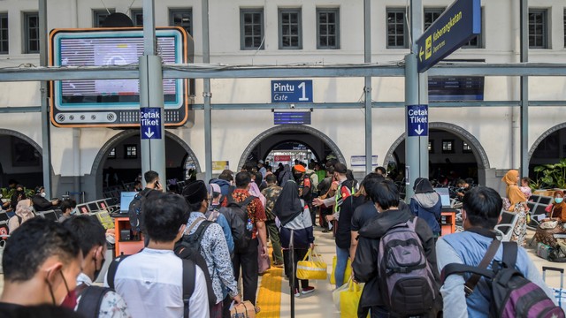 Penumpang antre untuk memasuki area peron di Stasiun Pasar Senen, Jakarta, Jumat (24/12/2021). Foto: Galih Pradipta/ANTARA FOTO