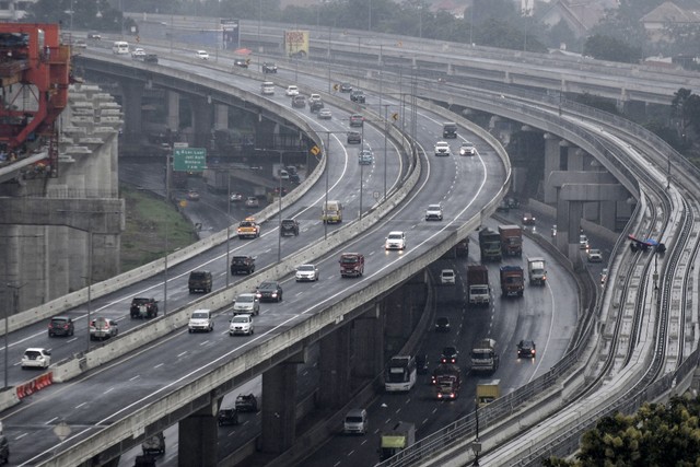 Sejumlah kendaran melintas di jalan tol layang MBZ dan Jakarta- Cikampek di Bekasi, Jawa Barat Foto: ANTARA FOTO/ Fakhri Hermansyah