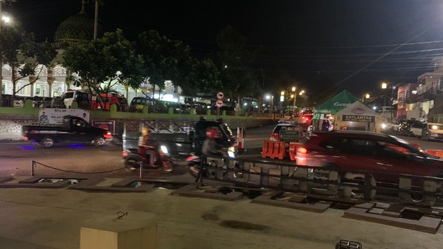 Suasana arus lalu lintas di Cianjur, Jawa Barat, Jumat (24/12) malam ini. Foto: Dok. Istimewa
