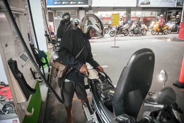 Pengendara motor mengisi BBM jenis Pertalite di sebuah SPBU Pertamina di Jakarta, Jumat (24/12/2021). Foto: Akbar Nugroho Gumay/ANTARA FOTO