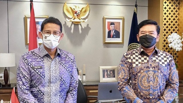 Sandiaga Uno dan Marsekal TNI (Purn) Hadi Tjahjanto. Foto: Instagram/@sandiuno