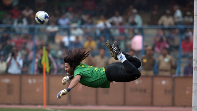 Mantan kiper Kolombia Rene Higuita menendang bola untuk menyelamatkan gawang selama pertandingan eksibisi antara Masters Brasil dan All Stars India di Kolkata pada tanggal 8 Desember 2012. Foto: Dibyangshu Sarkar/AFP