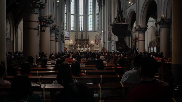 Umat Kristiani saat mengikuti Misa Natal di Gereja Katedral, Jakarta Pusat, Sabtu (25/12/2021). Foto: Iqbal Firdaus/kumparan
