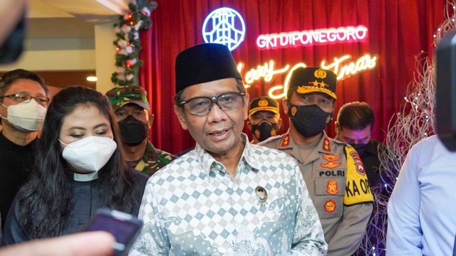 Menko Polhukam Mahfud MD saat Tinjau Gereja Kristen Indonesia (GKI) di Jalan Diponegoro Surabaya. Foto: Humas Kemenko Polhukam