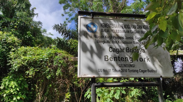 Plang informasi yang terletak di depan lokasi reruntuhan Fort York. (Foto: Dok. Pribadi)