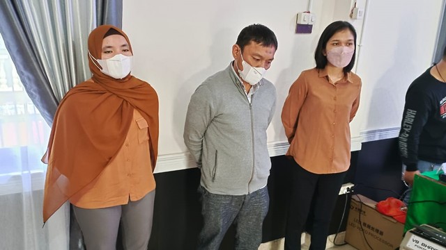 Satgas PDIP yang Aniaya Siswa SMA berinisial HSM (tengah) saat menjalani proses pemeriksaan di Polresrestabes Medan, Sabtu (25/12). Foto: Dok. Istimewa