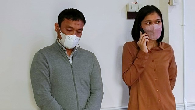 Satgas PDIP yang Aniaya Siswa SMA berinisial HSM (kiri) saat menjalani proses pemeriksaan di Polresrestabes Medan, Sabtu (25/12). Foto: Dok. Istimewa